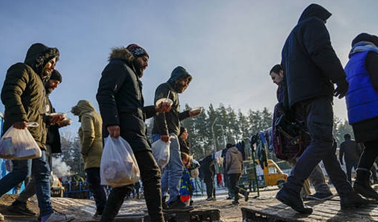 Phát hiện 17 người di cư trái phép bị nhồi nhét trong xe tải tại Hungary